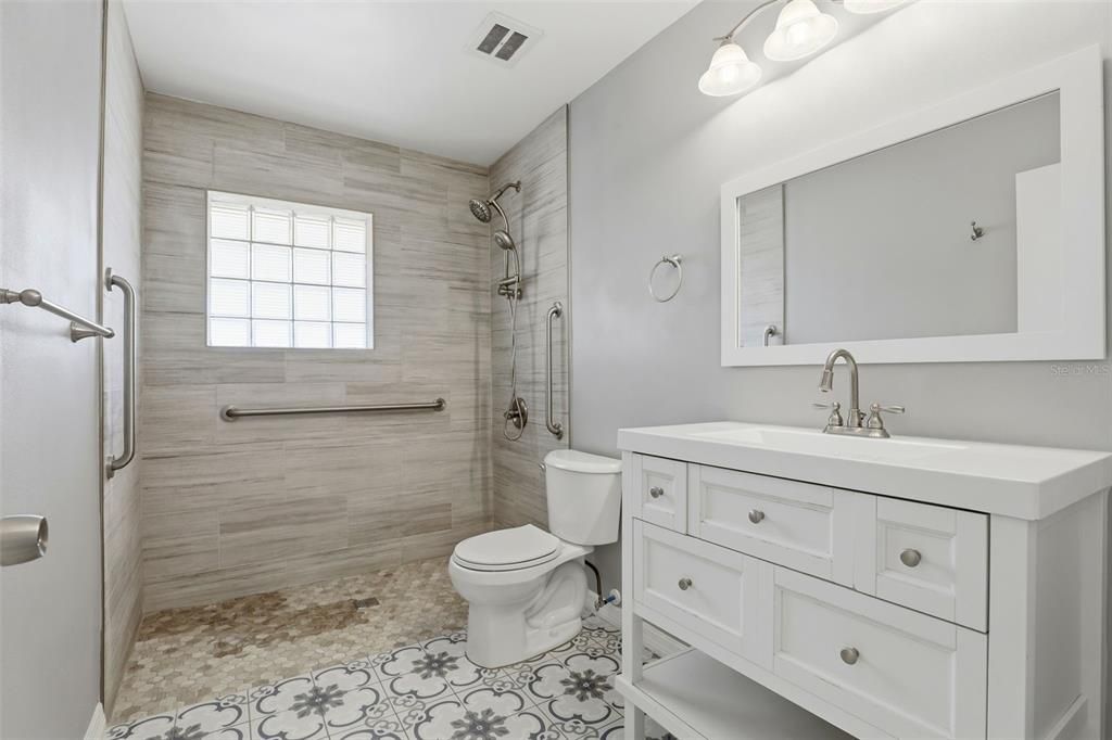 合同活跃: $625,000 (4 贝兹, 2 浴室, 2240 平方英尺)