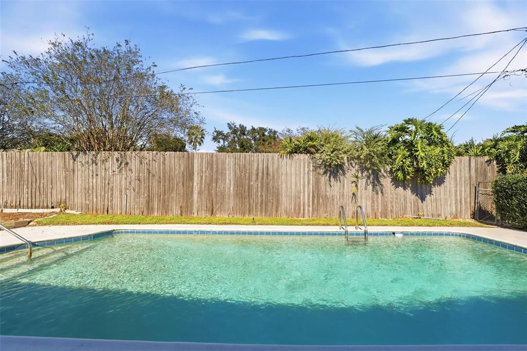 合同活跃: $625,000 (4 贝兹, 2 浴室, 2240 平方英尺)