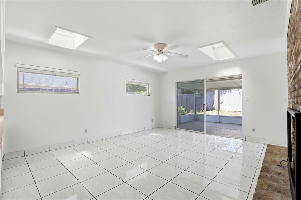 合同活跃: $625,000 (4 贝兹, 2 浴室, 2240 平方英尺)