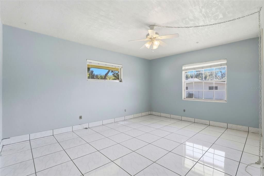 合同活跃: $625,000 (4 贝兹, 2 浴室, 2240 平方英尺)