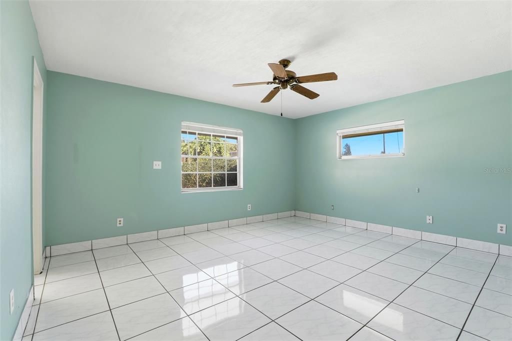 合同活跃: $625,000 (4 贝兹, 2 浴室, 2240 平方英尺)