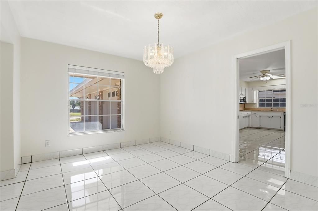 合同活跃: $625,000 (4 贝兹, 2 浴室, 2240 平方英尺)