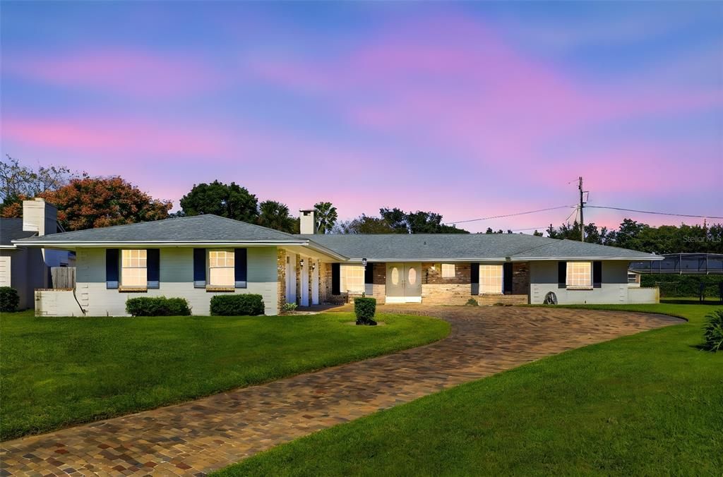 合同活跃: $625,000 (4 贝兹, 2 浴室, 2240 平方英尺)