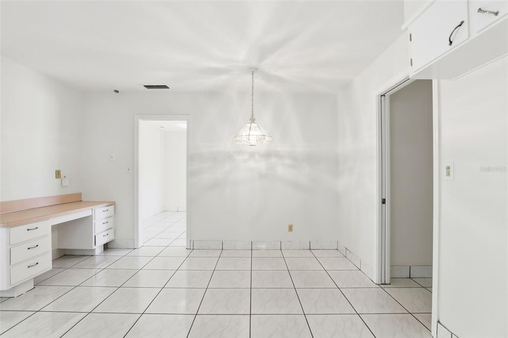 合同活跃: $625,000 (4 贝兹, 2 浴室, 2240 平方英尺)