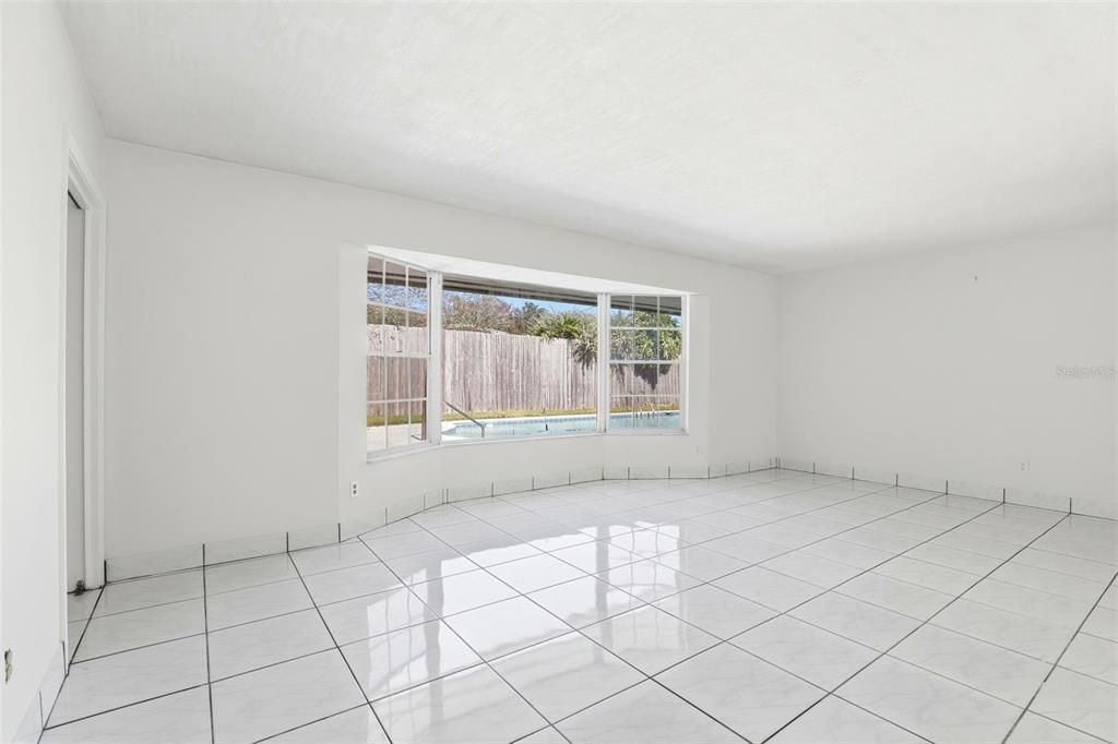 合同活跃: $625,000 (4 贝兹, 2 浴室, 2240 平方英尺)