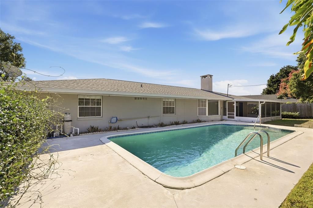 合同活跃: $625,000 (4 贝兹, 2 浴室, 2240 平方英尺)