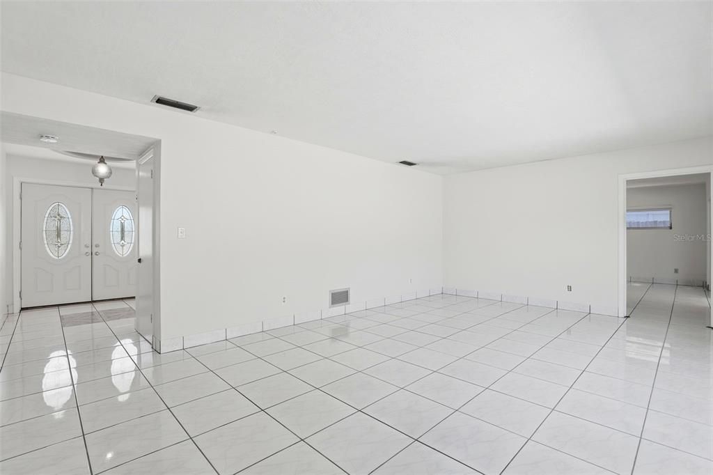 合同活跃: $625,000 (4 贝兹, 2 浴室, 2240 平方英尺)