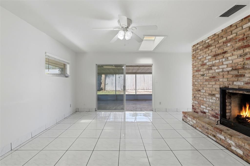 合同活跃: $625,000 (4 贝兹, 2 浴室, 2240 平方英尺)