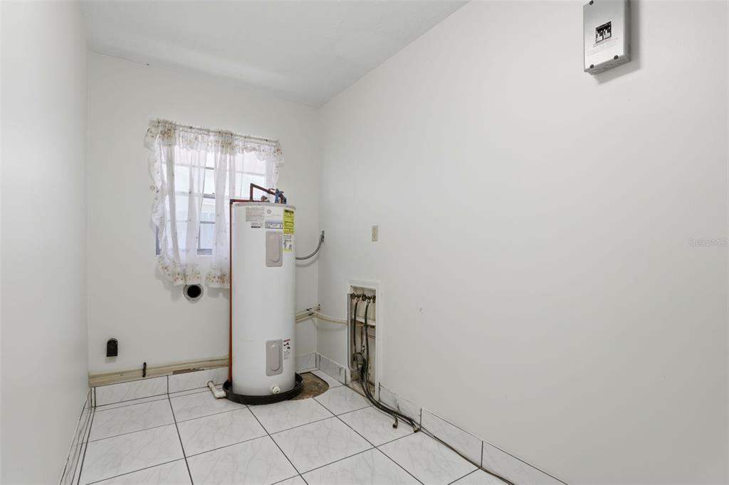 合同活跃: $625,000 (4 贝兹, 2 浴室, 2240 平方英尺)