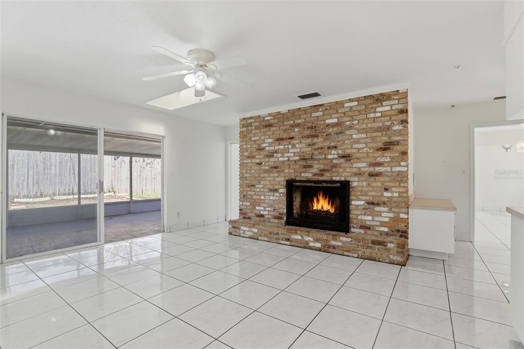 合同活跃: $625,000 (4 贝兹, 2 浴室, 2240 平方英尺)