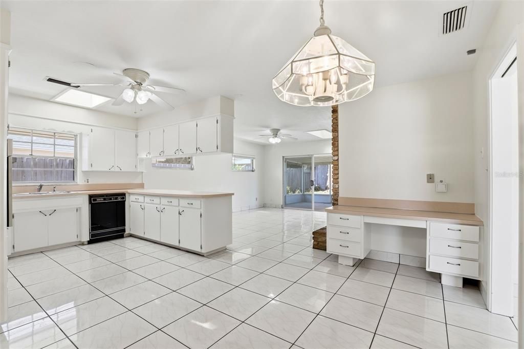 合同活跃: $625,000 (4 贝兹, 2 浴室, 2240 平方英尺)