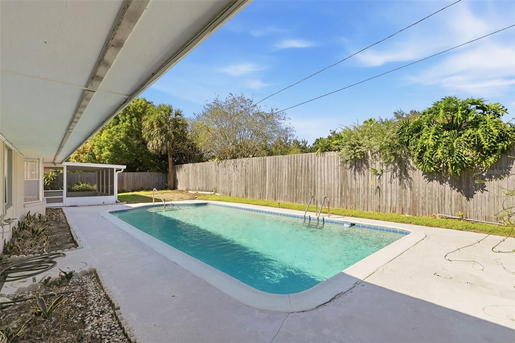 合同活跃: $625,000 (4 贝兹, 2 浴室, 2240 平方英尺)