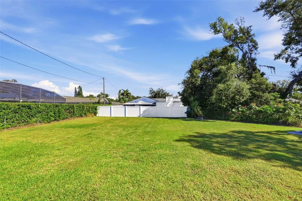 合同活跃: $625,000 (4 贝兹, 2 浴室, 2240 平方英尺)