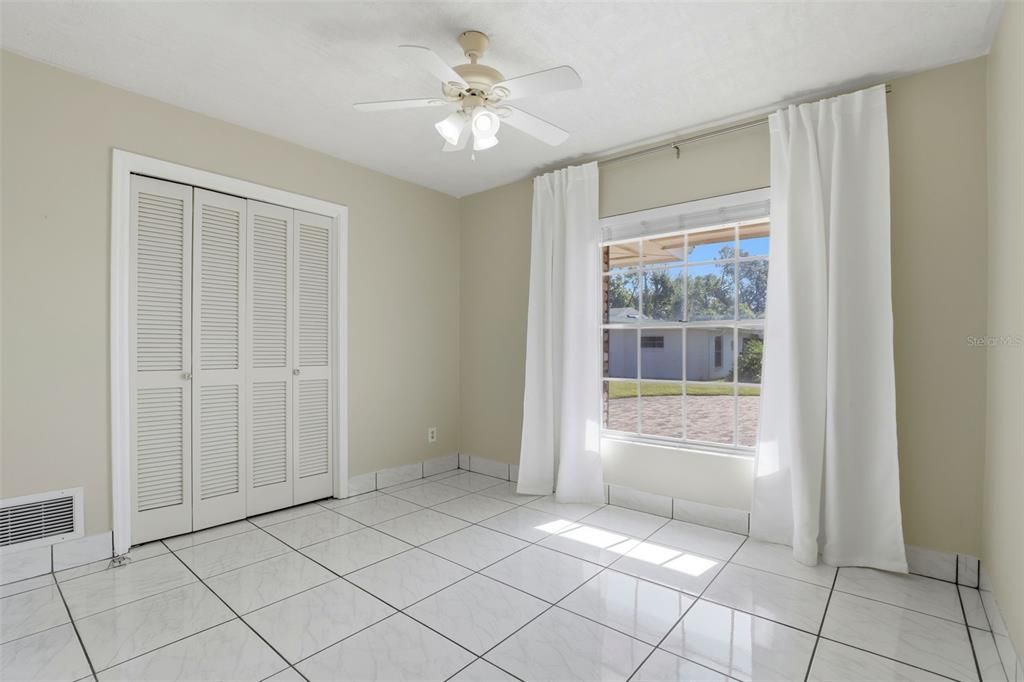 合同活跃: $625,000 (4 贝兹, 2 浴室, 2240 平方英尺)