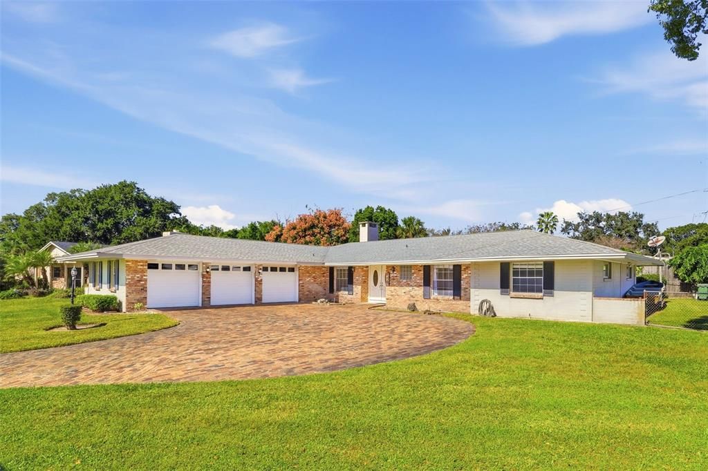 合同活跃: $625,000 (4 贝兹, 2 浴室, 2240 平方英尺)