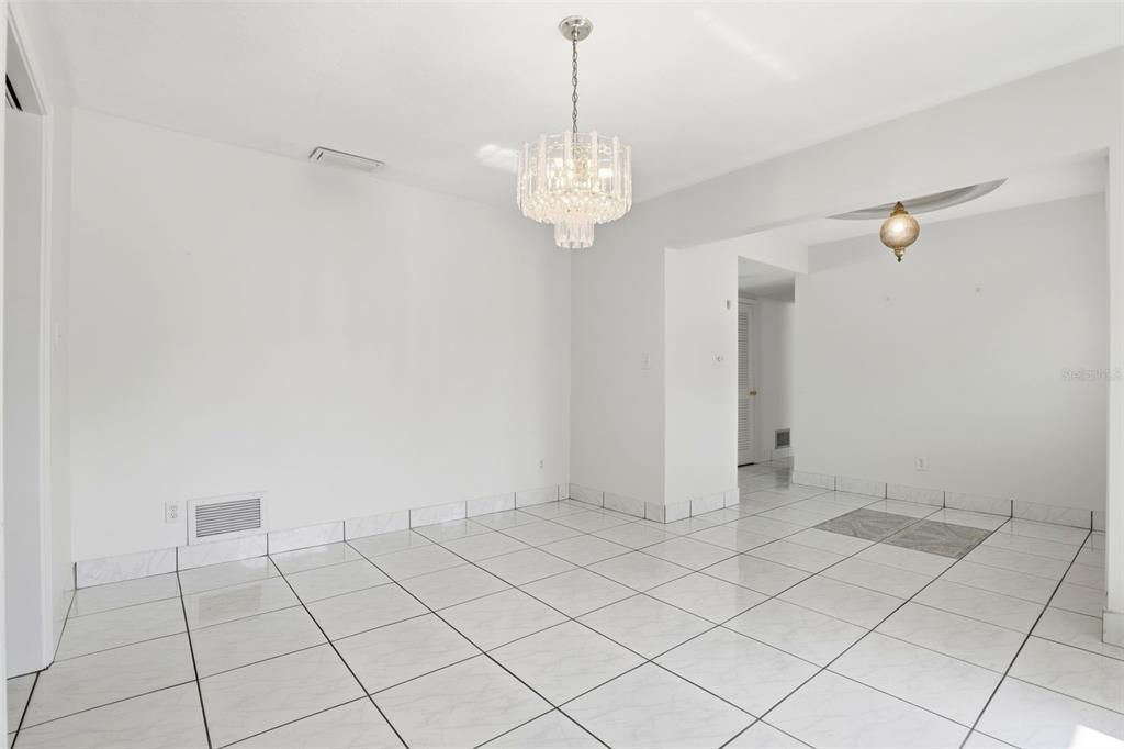 合同活跃: $625,000 (4 贝兹, 2 浴室, 2240 平方英尺)