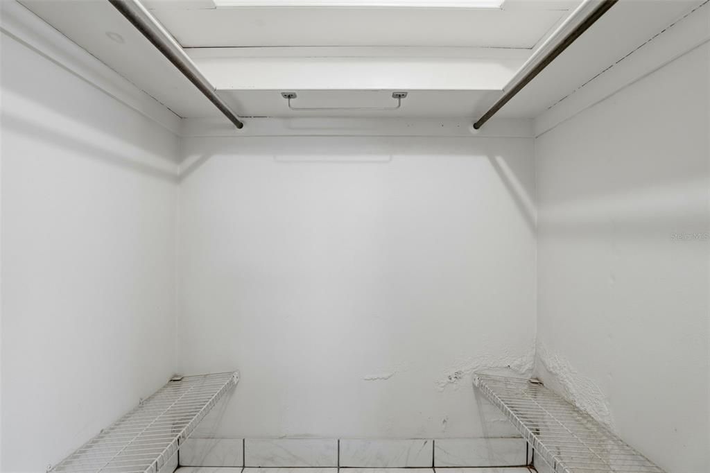 合同活跃: $625,000 (4 贝兹, 2 浴室, 2240 平方英尺)