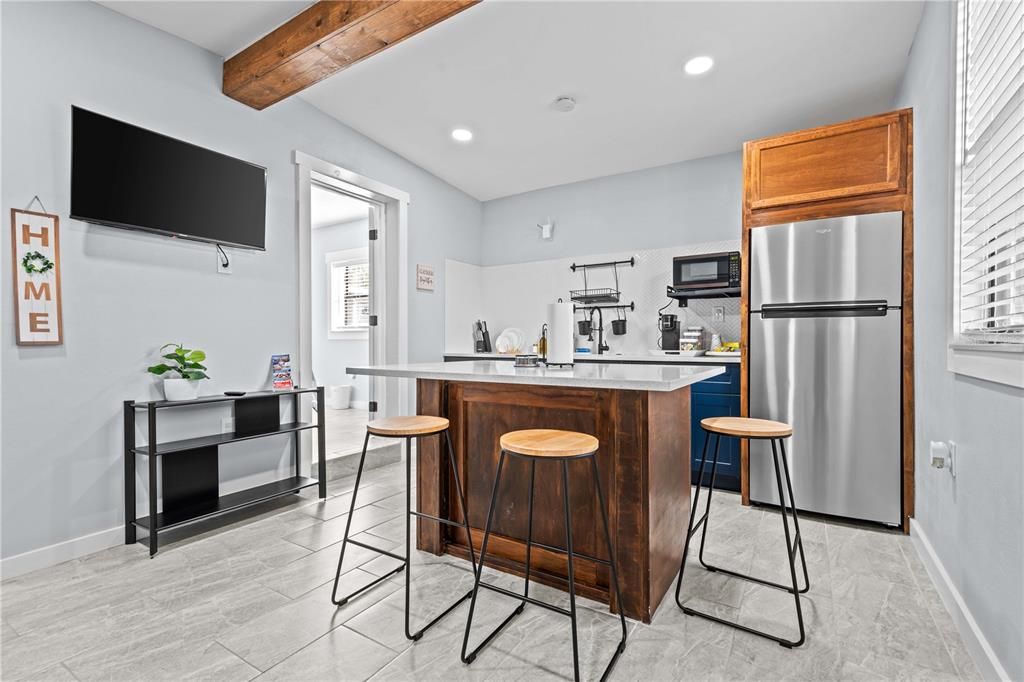 For Rent: $1,250 (1 beds, 1 baths, 400 Square Feet)