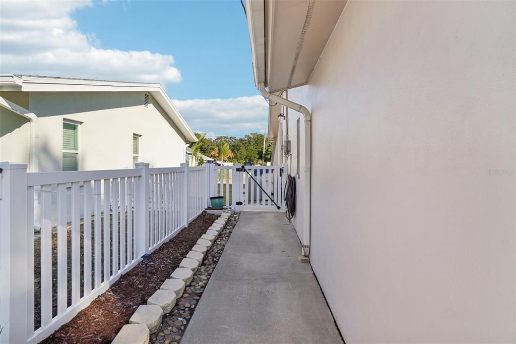 合同活跃: $450,000 (3 贝兹, 2 浴室, 1529 平方英尺)