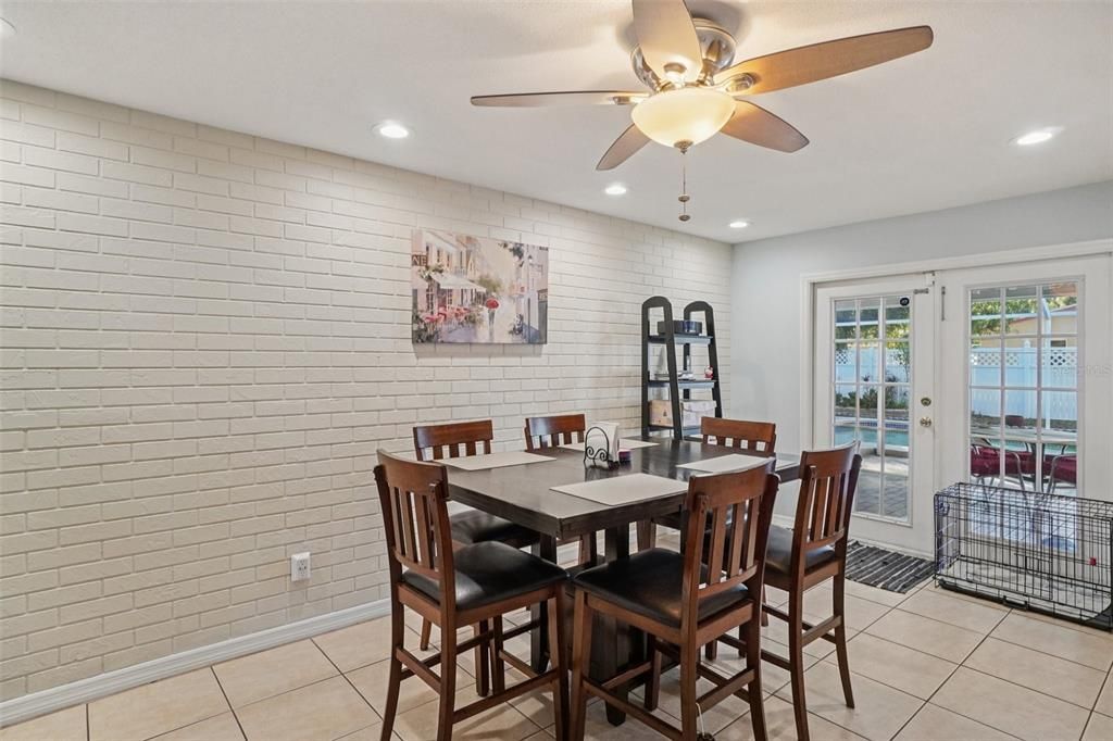 合同活跃: $450,000 (3 贝兹, 2 浴室, 1529 平方英尺)