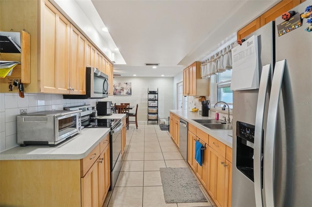 合同活跃: $450,000 (3 贝兹, 2 浴室, 1529 平方英尺)