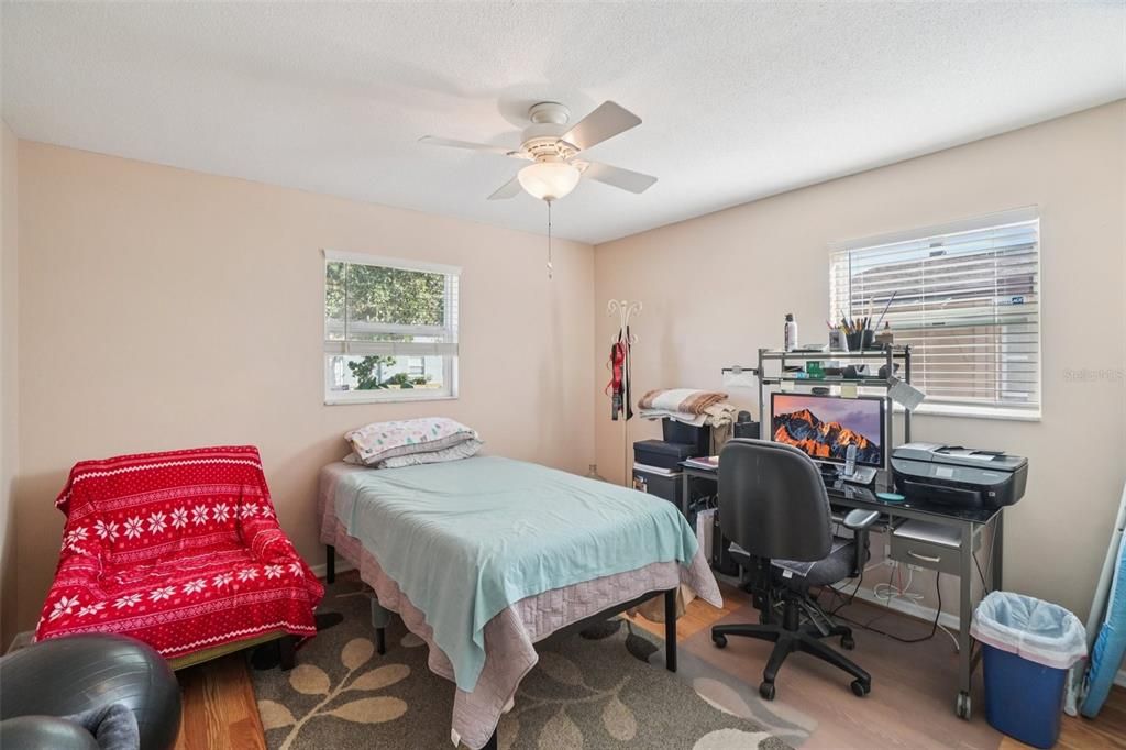 合同活跃: $450,000 (3 贝兹, 2 浴室, 1529 平方英尺)