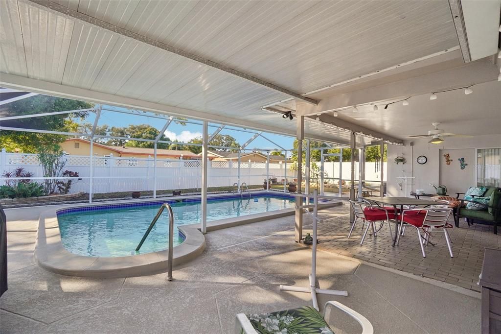 合同活跃: $450,000 (3 贝兹, 2 浴室, 1529 平方英尺)