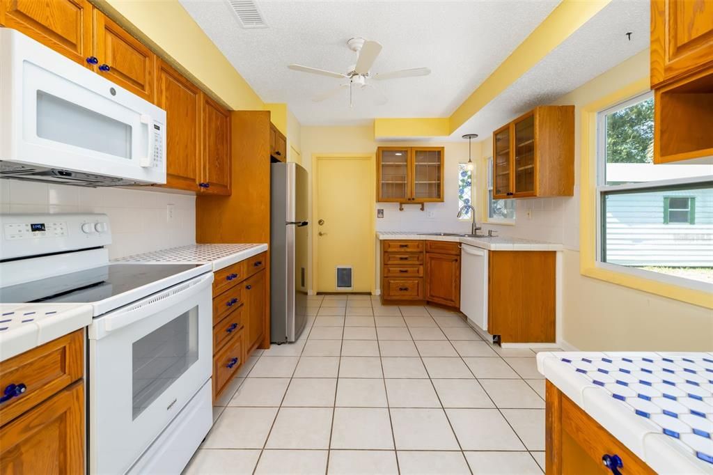 Active With Contract: $310,000 (2 beds, 2 baths, 1632 Square Feet)