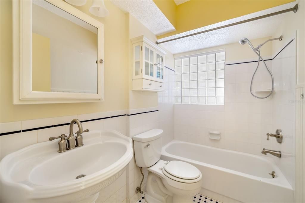 Active With Contract: $310,000 (2 beds, 2 baths, 1632 Square Feet)