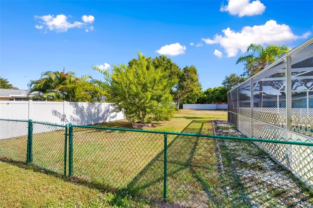 Active With Contract: $310,000 (2 beds, 2 baths, 1632 Square Feet)