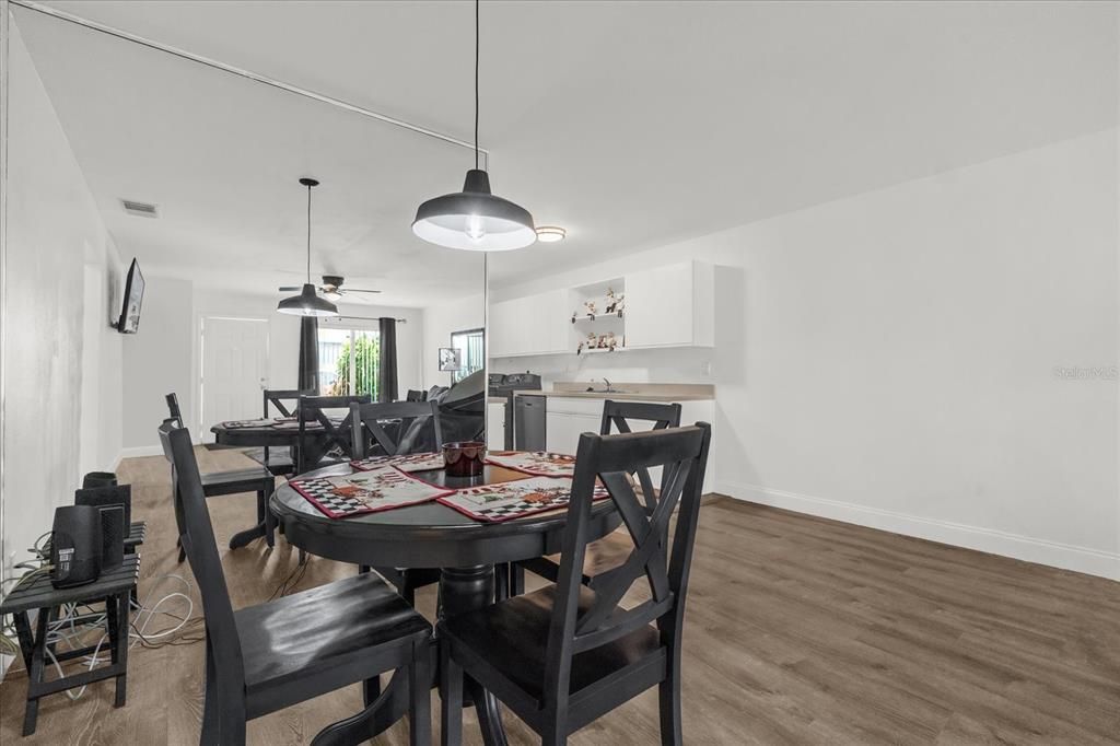 На продажу: $167,990 (2 спален, 2 ванн, 1073 Квадратных фут)