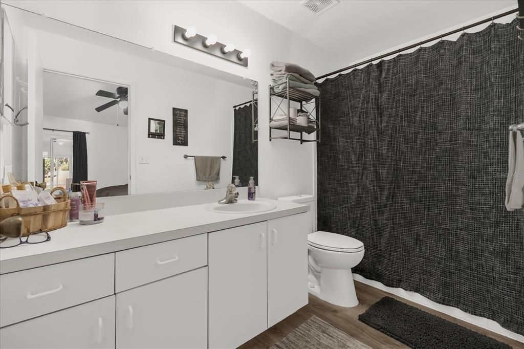 На продажу: $167,990 (2 спален, 2 ванн, 1073 Квадратных фут)