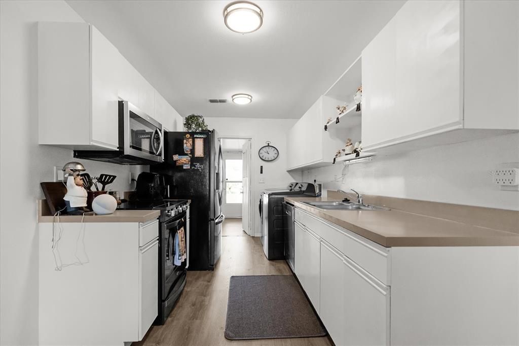 На продажу: $167,990 (2 спален, 2 ванн, 1073 Квадратных фут)