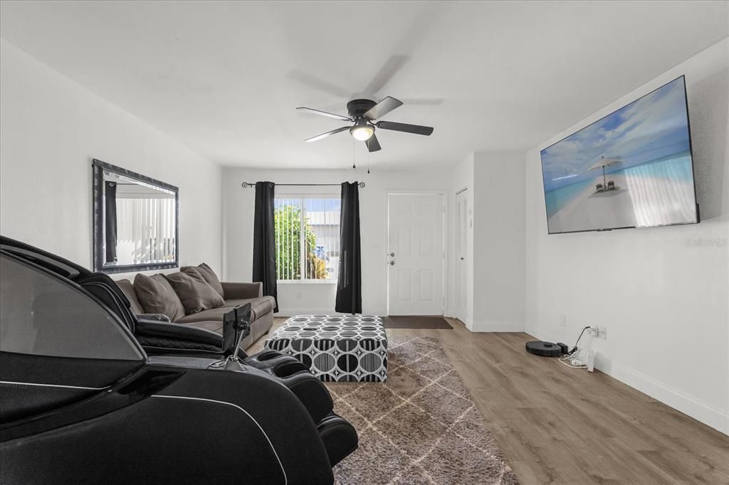 На продажу: $167,990 (2 спален, 2 ванн, 1073 Квадратных фут)