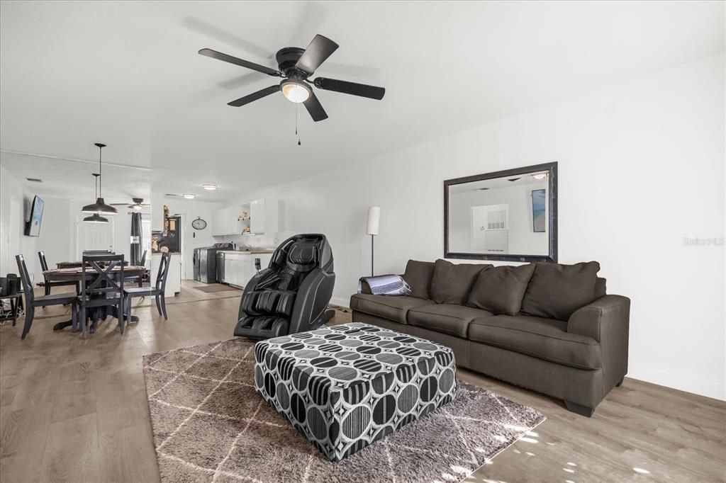 На продажу: $167,990 (2 спален, 2 ванн, 1073 Квадратных фут)