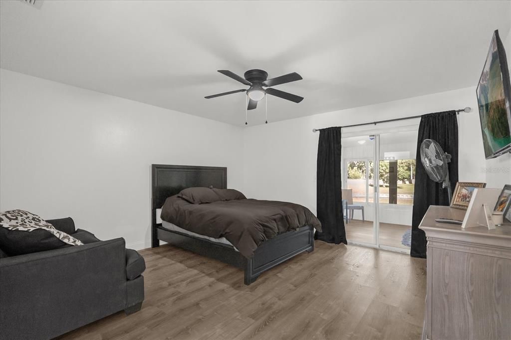 На продажу: $167,990 (2 спален, 2 ванн, 1073 Квадратных фут)