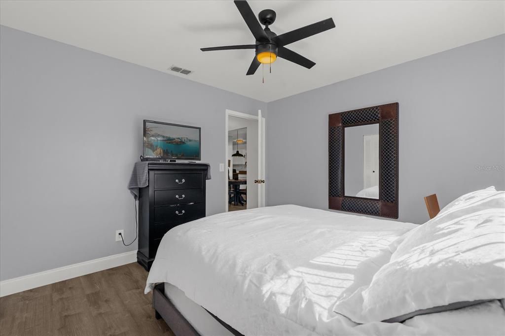 На продажу: $167,990 (2 спален, 2 ванн, 1073 Квадратных фут)