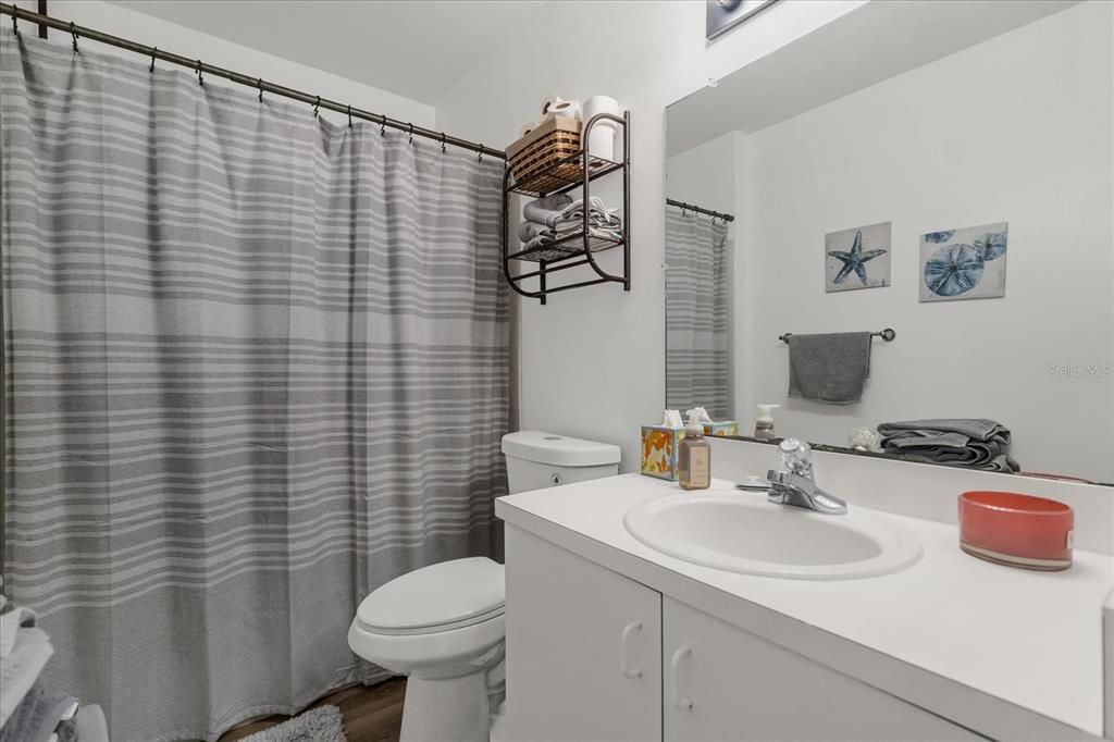 На продажу: $167,990 (2 спален, 2 ванн, 1073 Квадратных фут)