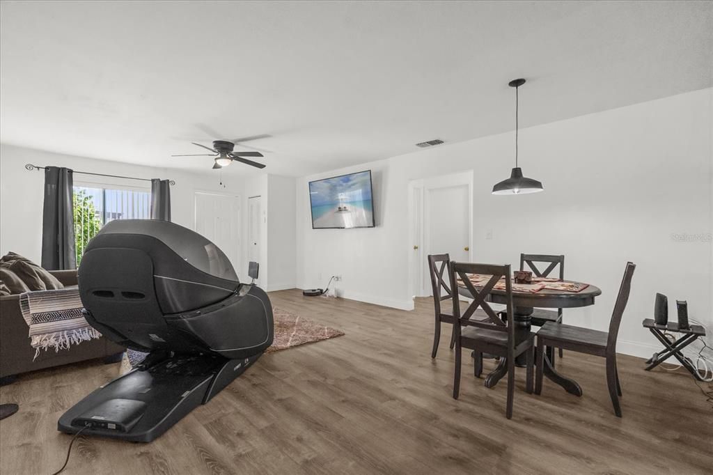 На продажу: $167,990 (2 спален, 2 ванн, 1073 Квадратных фут)