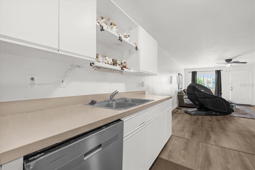 На продажу: $167,990 (2 спален, 2 ванн, 1073 Квадратных фут)