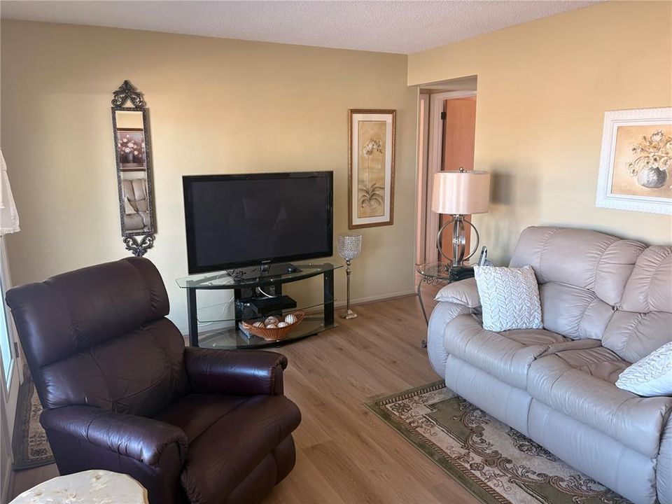 Activo con contrato: $205,000 (2 camas, 1 baños, 1010 Pies cuadrados)