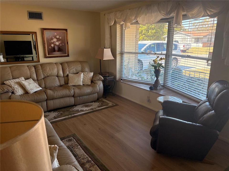 Activo con contrato: $205,000 (2 camas, 1 baños, 1010 Pies cuadrados)