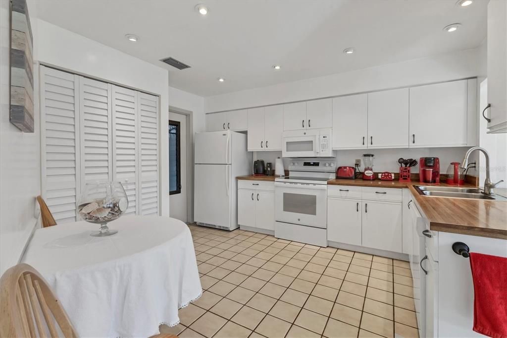 For Sale: $209,900 (2 beds, 2 baths, 1243 Square Feet)