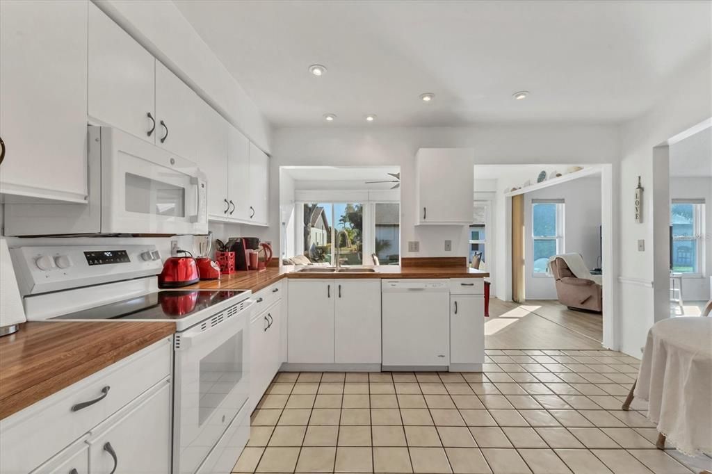 For Sale: $209,900 (2 beds, 2 baths, 1243 Square Feet)