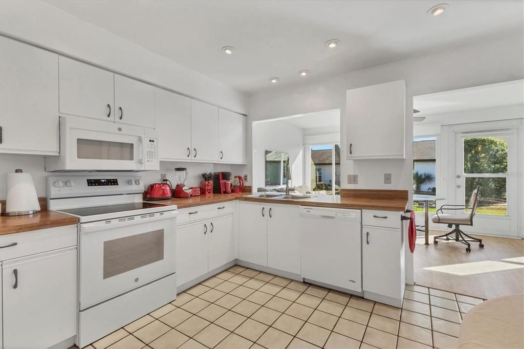 For Sale: $209,900 (2 beds, 2 baths, 1243 Square Feet)