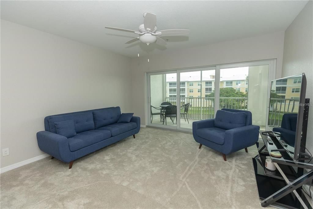 For Sale: $322,777 (2 beds, 2 baths, 996 Square Feet)
