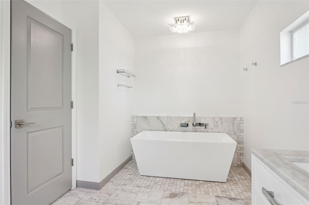 For Rent: $6,500 (3 beds, 2 baths, 1755 Square Feet)