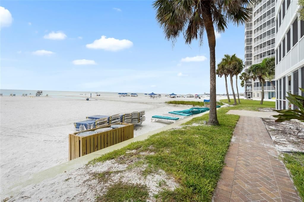 For Sale: $715,000 (2 beds, 2 baths, 1029 Square Feet)