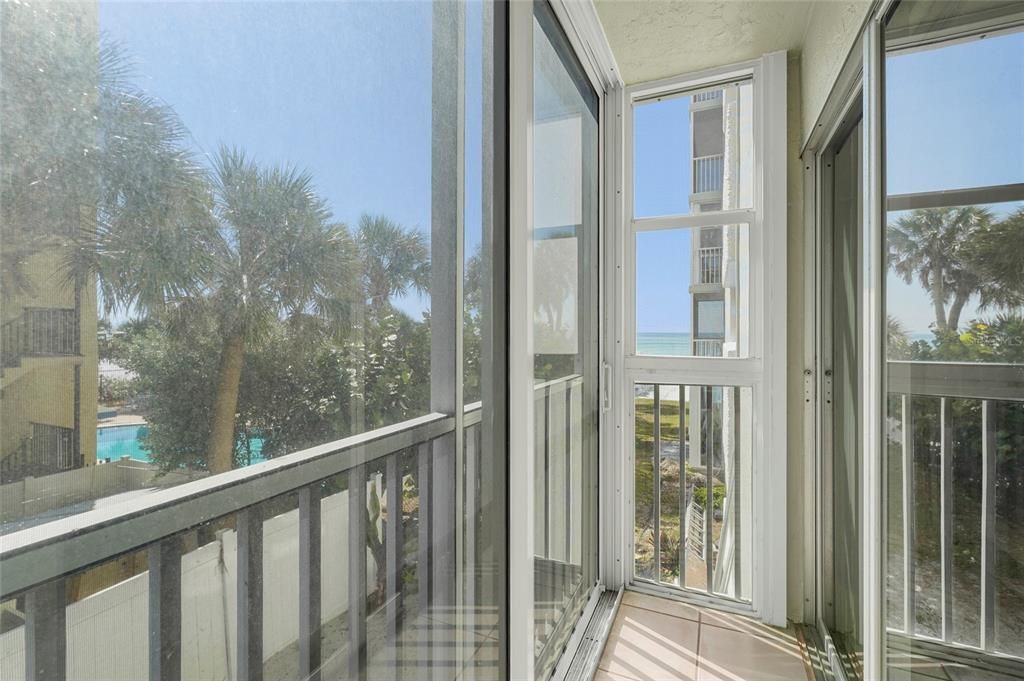 For Sale: $715,000 (2 beds, 2 baths, 1029 Square Feet)