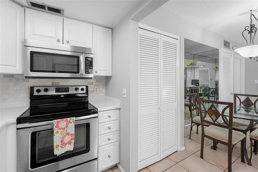 For Sale: $715,000 (2 beds, 2 baths, 1029 Square Feet)